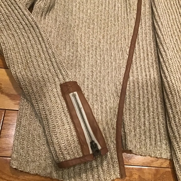 Sweater - Picture 4 of 9